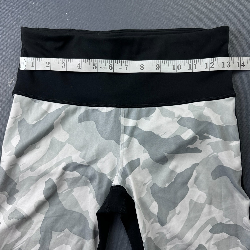GapFit Blackout Women's Size Small Gray Camo Cropped Workout Leggings Athletic - Picture 9 of 12